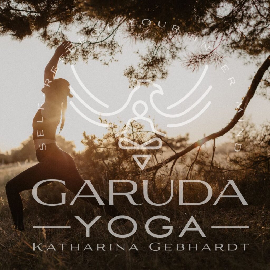 Teilnehmerin in einer geführten Meditation im Yoga‑Raum
