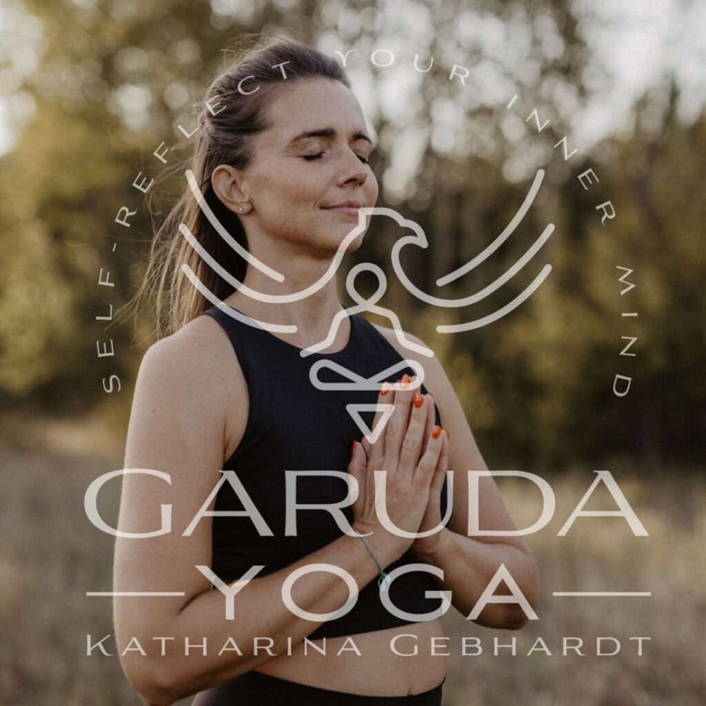 Katharina zeigt eine sanfte Bewegungssequenz im Yoga für Erwachsene
