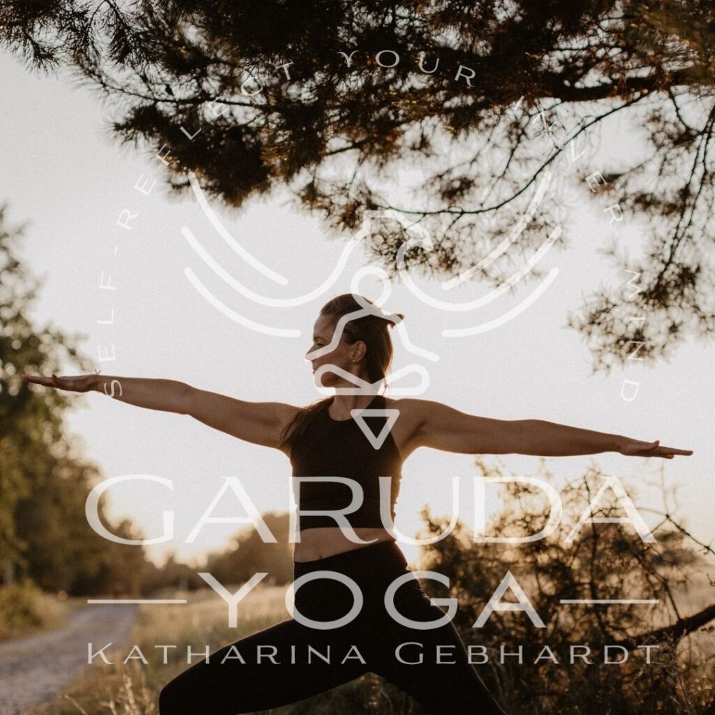 Katharina zeigt eine sanfte Bewegungssequenz im Yoga für Erwachsene
