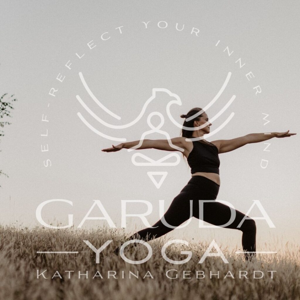 Yogalehrerin Katharina Garuda in einer achtsamen Yoga‑Pose